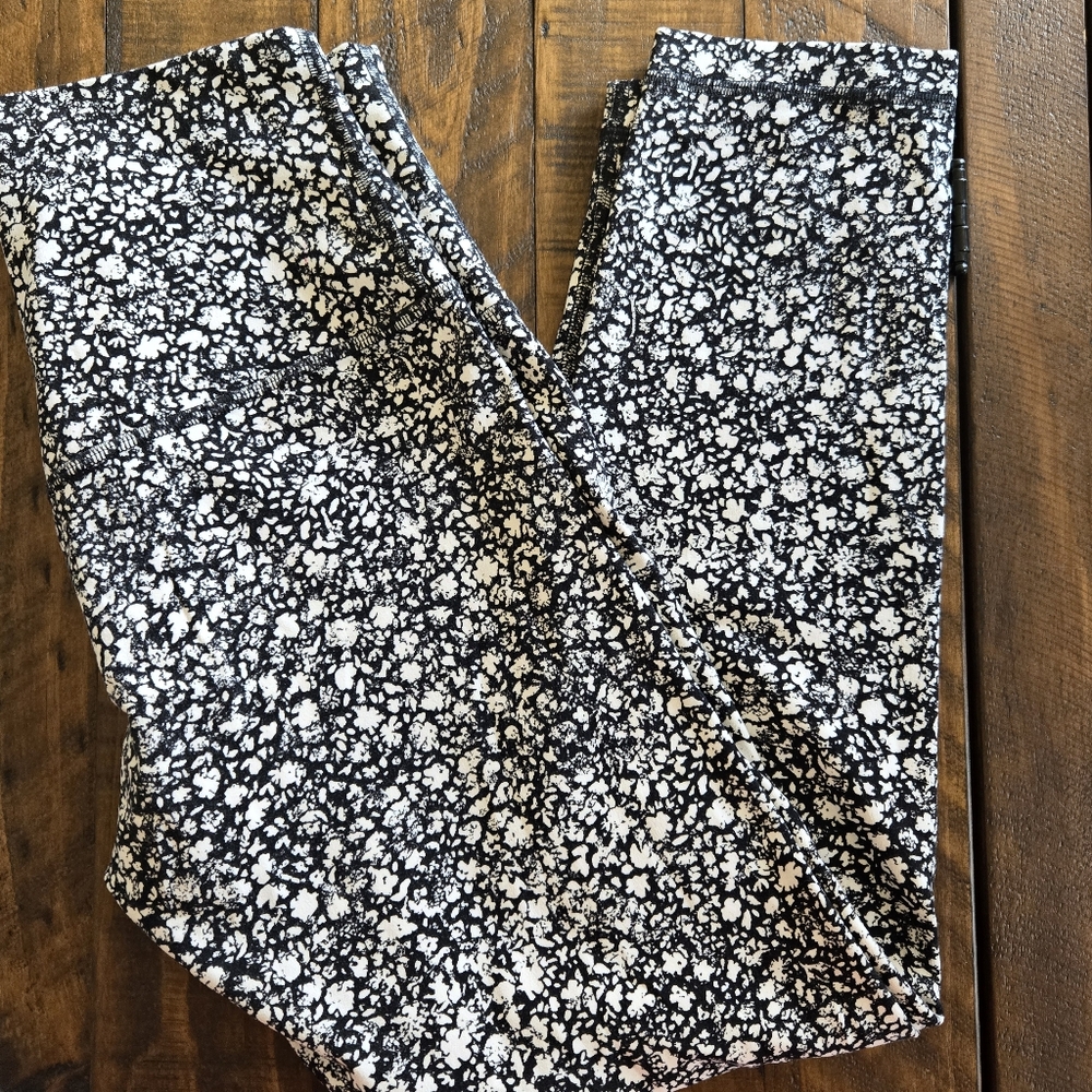 Lululemon Align Black&White Floral Size 6 Leggings